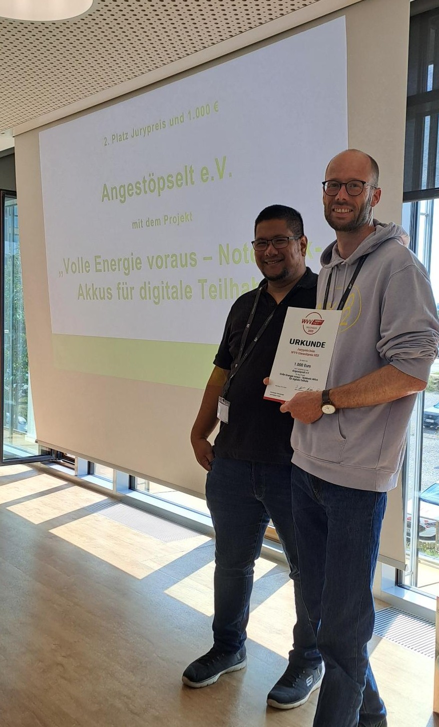 Das Bild zeigt die Spendenübergabe mit der offiziellen Spendenurkunde über 1000 Euro.